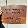 Cartel LLEGAR A TIEMPO 40x32 chapa oxido-2-chapadeco.com