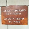 Cartel LLEGAR A TIEMPO 40x32 chapa oxido-1-chapadeco.com