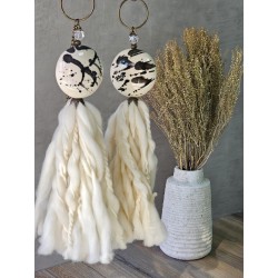 Borla medallón cerámica pintado beige manchas negras - 1