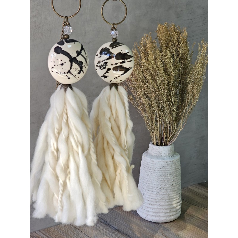 Borla medallón cerámica pintado beige manchas negras - 1