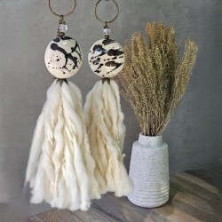 Borla medallón cerámica pintado beige manchas negras - 1