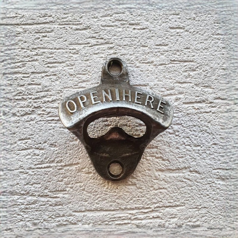 Destapador OPEN HERE plata vieja de pared/mueble/barra - 1