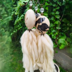 Borla medallón cerámica pintado beige manchas negras - 2